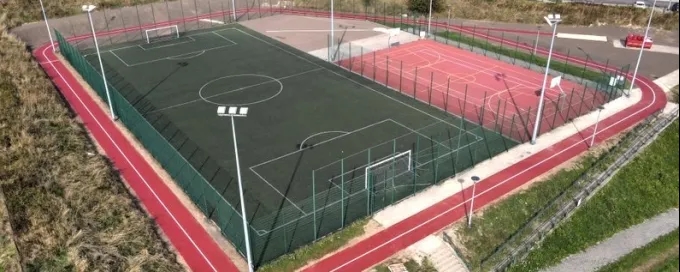 Ile metrów ma bieżnia wokół boiska szkolnego? Odkryj standardy!