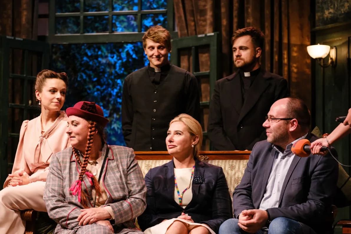 O co biega? Analiza, wątki i humor w farsie Philipa Kinga