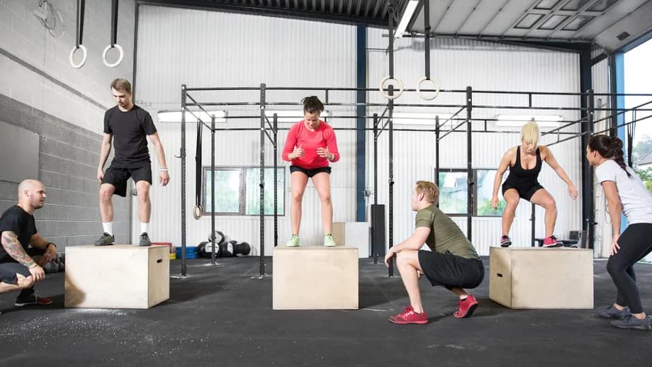 Co lepsze: CrossFit czy siłownia? Odkryj prawdziwe różnice i wybierz mądrze