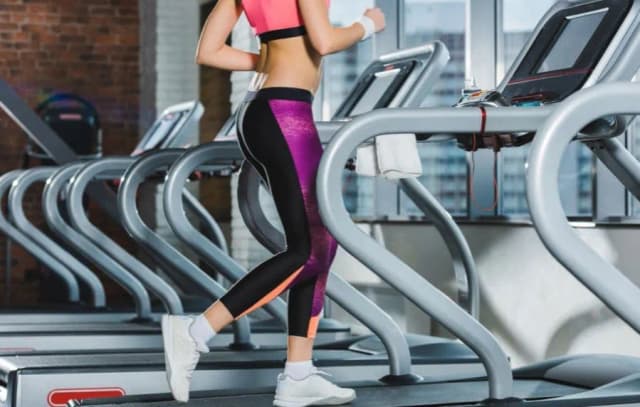 Bieżnia elektryczna czy magnetyczna – co wybrać, aby nie żałować?